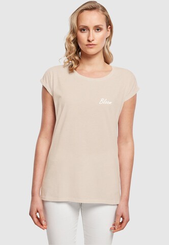 T-shirt 'Flowers Bloom' Merchcode en beige : devant