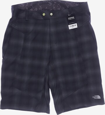 THE NORTH FACE Shorts in 36 in Green: front