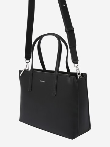 Calvin Klein Дамска чанта 'MUST' в черно
