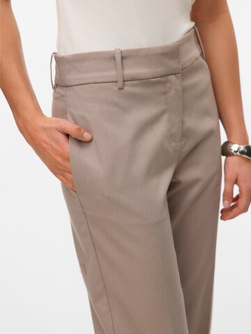 regular Pantaloni con piega frontale 'VMNILA' di VERO MODA in grigio