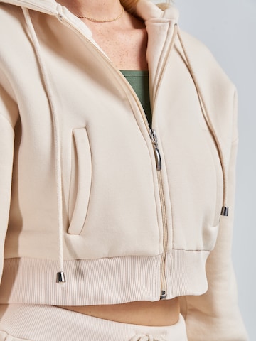 ABOUT YOU x Swalina&Linus - Sudadera con cremallera 'Lotte' en beige