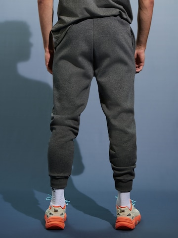 Effilé Pantalon 'Marlo' FCBM en gris