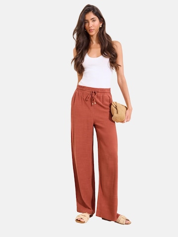 Lipsy Παντελόνι σε καφέ: μπροστά