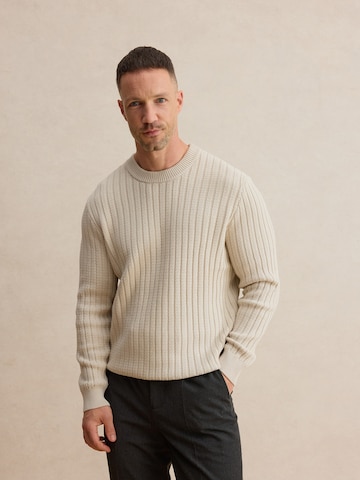DAN FOX APPAREL Свитер 'Flynn' в Белый: спереди