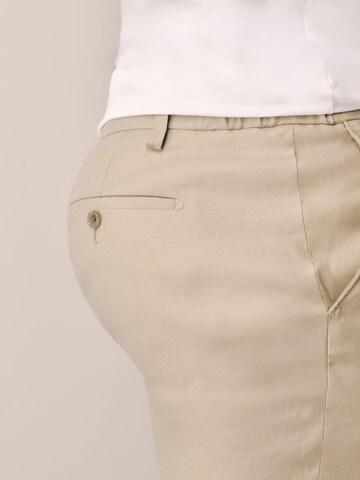 Coupe slim Pantalon à plis 'Motionflex' Next en gris