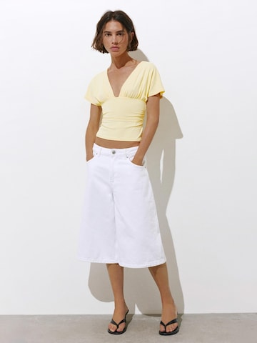 Pull&Bear Тениска в жълто