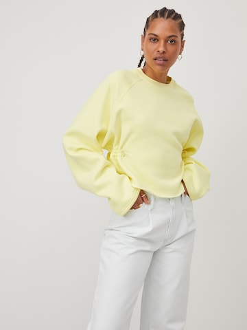 Sweat-shirt 'Franca' LeGer by Lena Gercke en jaune : devant