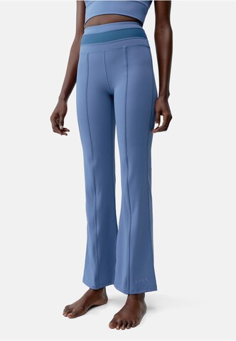 Born Living Yoga Flared Sporthose 'Maeva' in Blau: Vorderseite