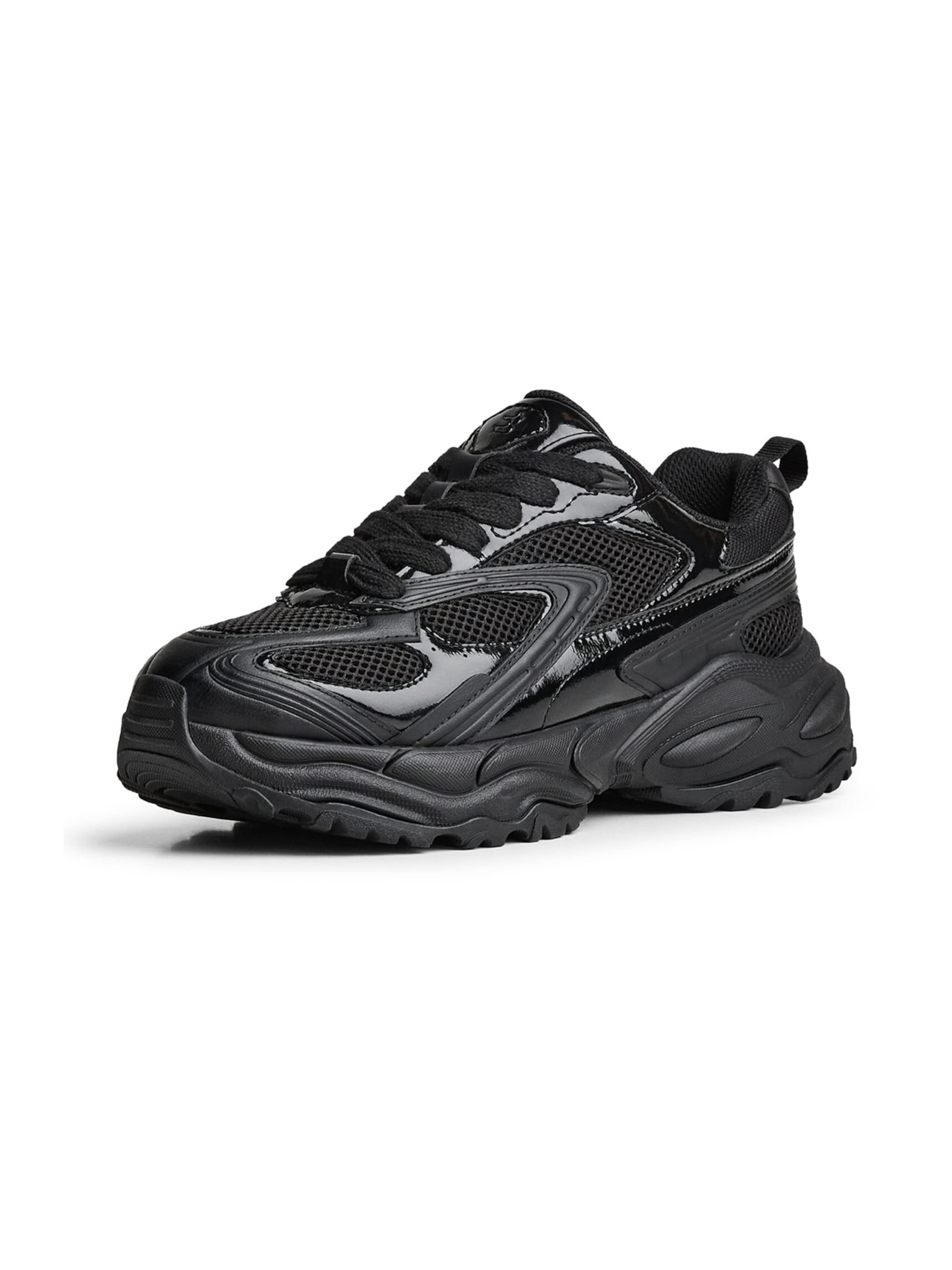 Sneaker low de la Bershka pe negru: față