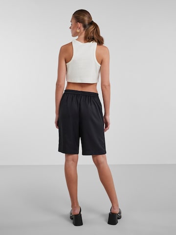 Loosefit Pantaloni cutați 'TALLY' de la PIECES pe negru