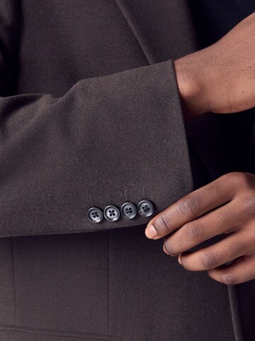 Fit confort Veste de costume Next en marron