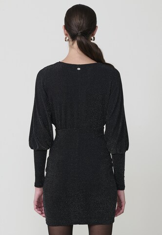 KOROSHI Kokteilové šaty - Čierna