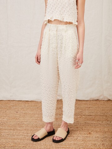 LeGer by Lena Gercke Tapered Pleat-Front Pants 'Dulcie' in White: front