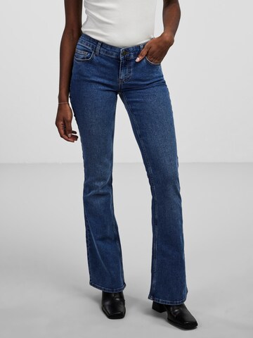 PIECES Flared Jeans 'PEGGY' in Blau: predná strana