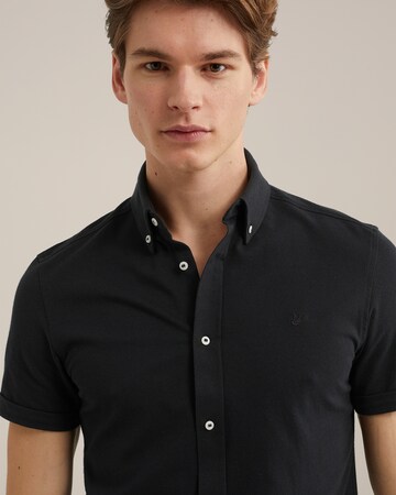 WE Fashion - Slim Fit Camisa em preto