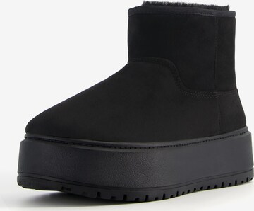 Bershka Snow Boots in Black: front