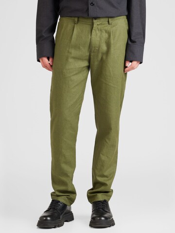 Regular Pantalon à pince BURTON MENSWEAR LONDON en vert : devant