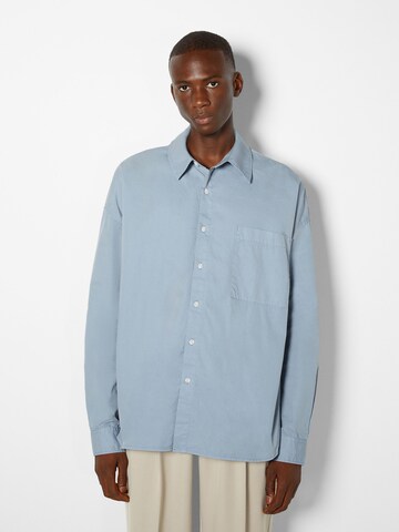 Bershka Comfort fit Button Up Shirt in Blue: front