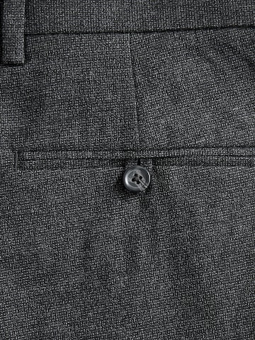 Coupe slim Pantalon à plis Next en gris