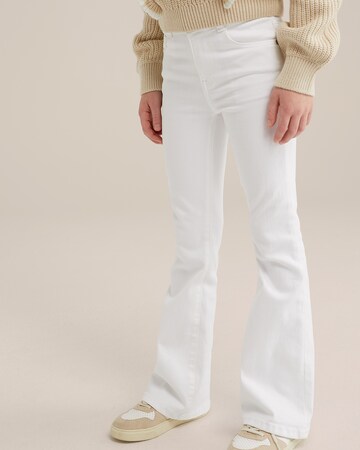 WE Fashion Flared Jeans in White: front