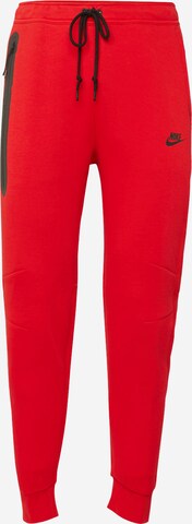 Nike Sportswear Tapered Broek 'TCH FLEECE' in Rood: voorkant