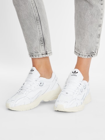 Baskets basses 'Astir' ADIDAS ORIGINALS en blanc : devant