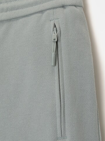 Pull&Bear Loosefit Shorts in Grün