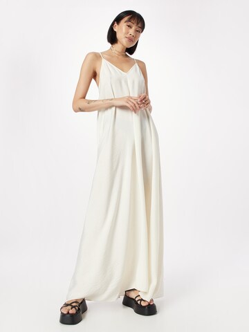 Robe 'Volume' WEEKDAY en beige : devant