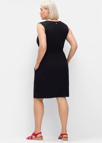 Rochie de la SHEEGO pe negru