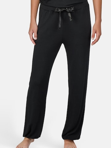 Myjama Pyjamahose `Billie`, figurbetont, besonders weich & angenehm auf der Haut in Schwarz: Vorderseite