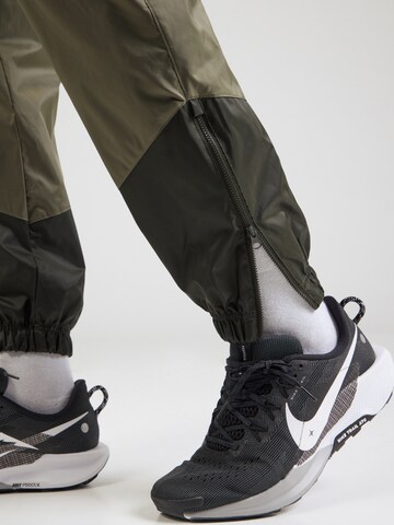 Effilé Pantalon 'Windrunner' Nike Sportswear en vert