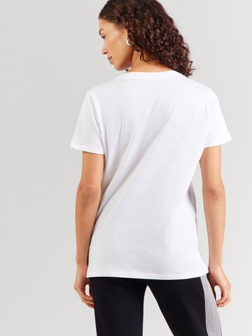 Tricou de la GUESS pe alb