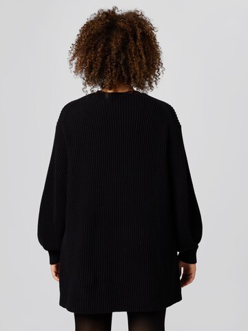 A LOT LESS Sweter 'Emmy' w kolorze czarny