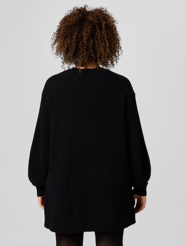 A LOT LESS - Pullover 'Emmy' em preto