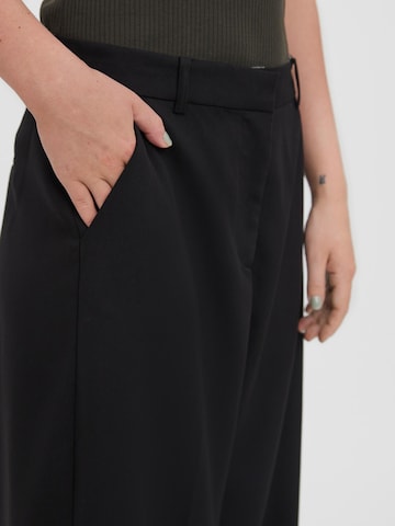 Wide leg Pantaloni cu dungă de la VERO MODA pe negru