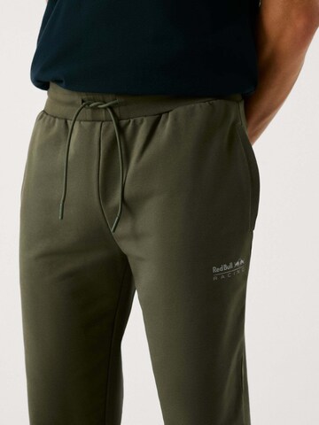 regular Pantaloni 'Essential' di Red Bull Racing x Pepe Jeans in verde