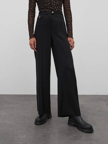 EDITED Wide leg Broek 'April' in Zwart: voorkant