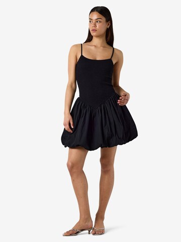 Noisy may Dress in Black