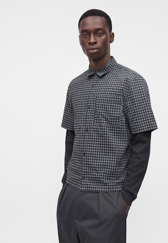 HOLLISTER Regular Fit Skjorte i sort: forside