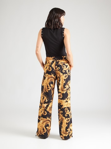 Versace Jeans Couture - Loosefit Pantalón '80HAA320' en negro