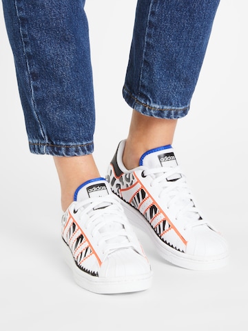 ADIDAS ORIGINALS Sneakers low 'Rich Mnisi Superstar Ot Tech' i hvit: forside