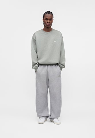 ADIDAS ORIGINALSSweater majica 'ESS' - siva boja