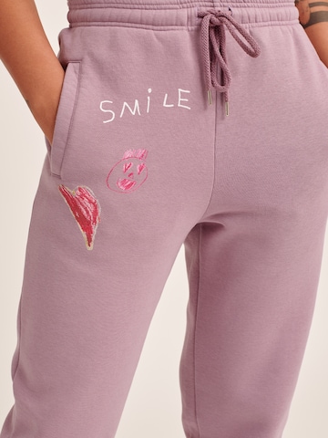 Effilé Pantalon 'Josina' ABOUT YOU x Antonia en violet