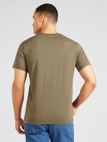 Tricou de la Dockers pe verde