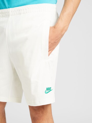 Nike Sportswear Szabványos Nadrág 'CLUB' - fehér