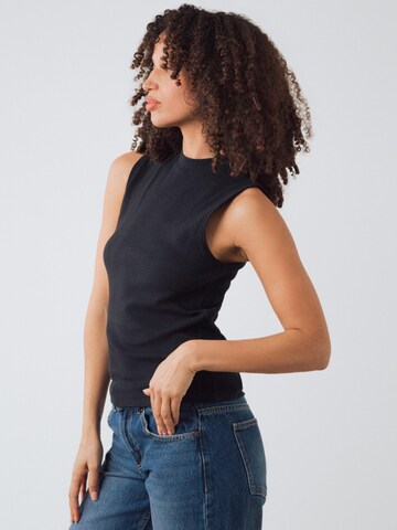 Top di Honest Basics in nero