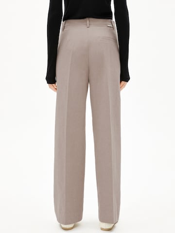 ruda ARMEDANGELS Plačios klešnės Kelnės su kantu 'LEANDRAA HANDAAS'