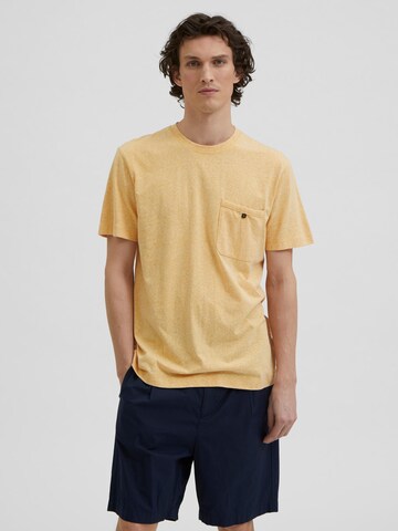 T-Shirt 'EZRA' SELECTED HOMME en orange : devant