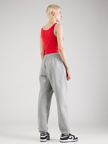 Nike SportswearLoosefit Hlače 'Phoenix' - siva boja