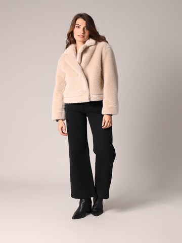Veste mi-saison 'SILIA' Deeluxe en beige
